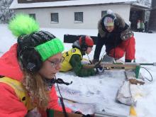 Děti trénují střelbu na sněhu