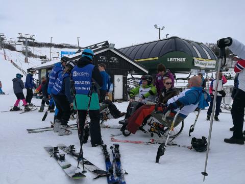 Lyžaři na monoski