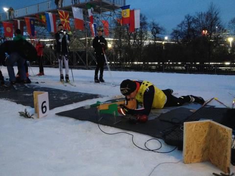 Nevidomý Marek Moflar se soustředí na střelbu